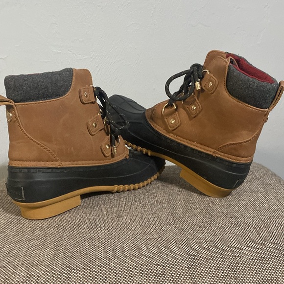 Tommy Hilfiger Women’s DuckBoot, size 6M - Picture 4 of 12